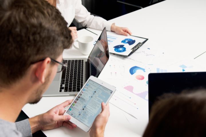 Virtual Assistant For Social Media Marketing Checking Feed