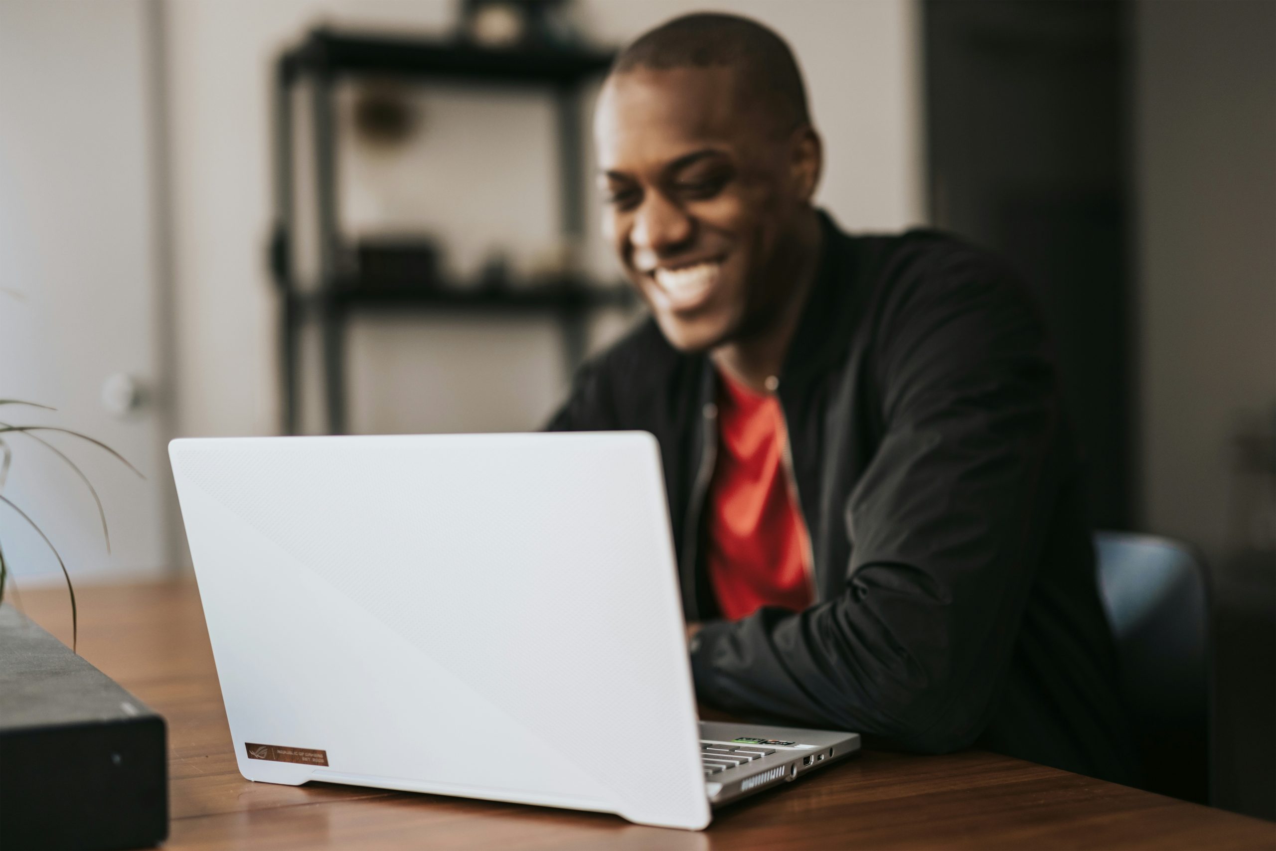 Email management virtual assistant sorting and replying to a client's inbox