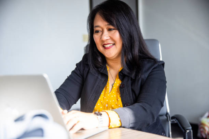 Hire A Skilled Virtual Assistant From The Philippines This This Woman