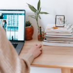 Low Cost Virtual Assistant As Her Desk