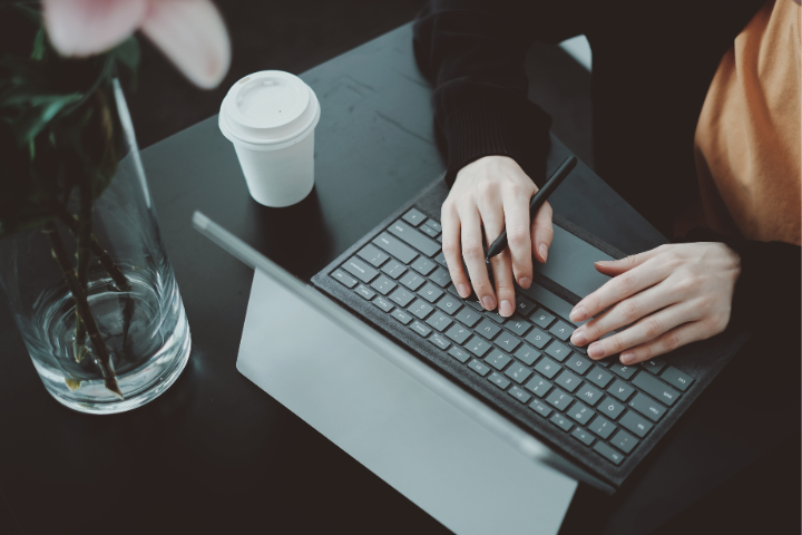 Virtual Assistant Vs Virtual Associate Working On Tasks