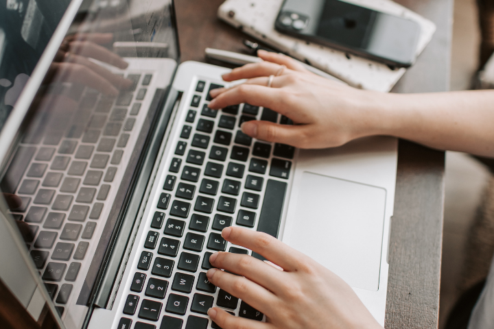 Virtual SEO Assistant Working On Laptop To Search Engine Optimization (SEO) Specialist Strategies